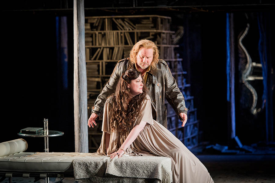 Samson et Dalila -Samson (Carl Tanner) Dalila (Sara Fulgoni) © Robert Workman